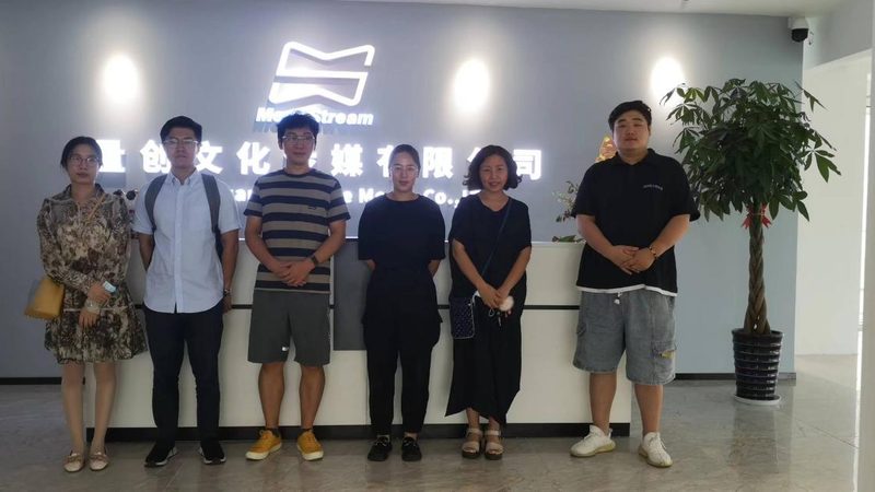不同的媒介渠道具有不同的传播效果和成本。在预算分配时，要综合考虑以下因素：